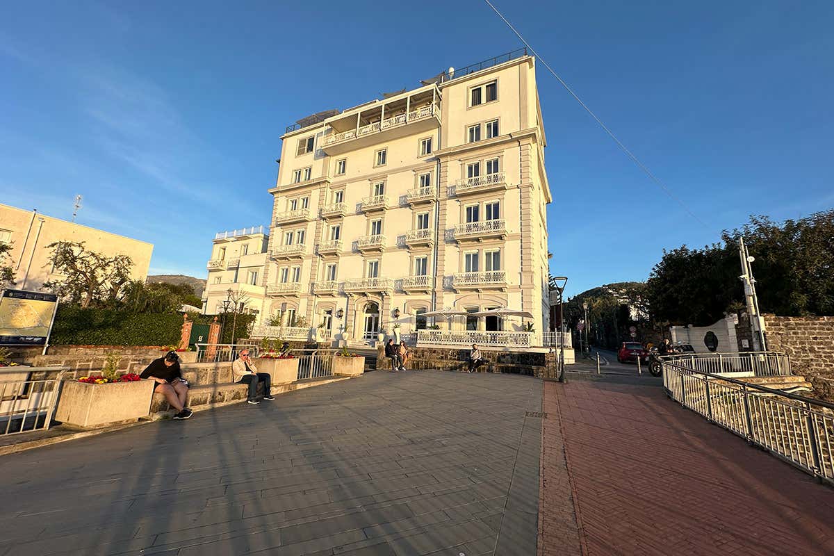 Hotel Mediterraneo: un faro di ospitalità di classe a Sorrento